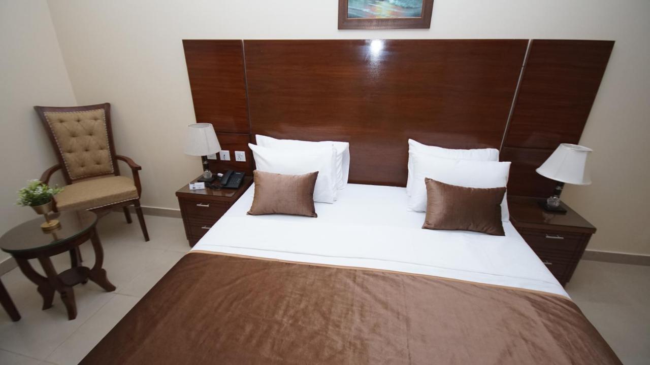 World Inn Hotel Karaczi Zewnętrze zdjęcie