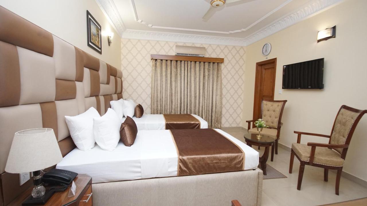 World Inn Hotel Karaczi Zewnętrze zdjęcie